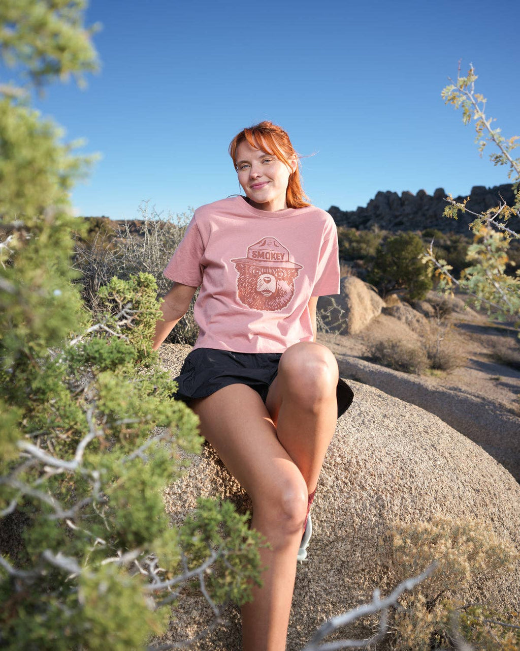 T-Shirt Smokey Logo Women's Short Sleeve Boxy Tee
